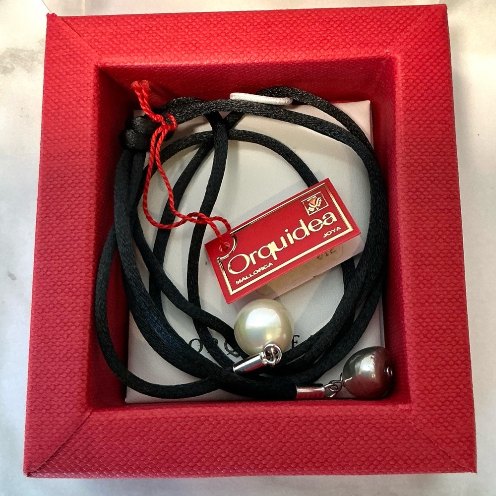 Orquidea Lariat Necklace w/White & Grey Majorica Pearls. Black Silk Cord. NIB